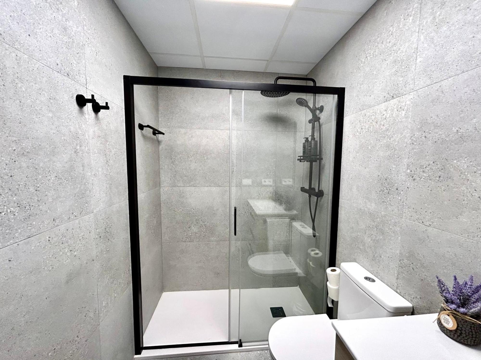 Comfort Near Metro, 2 Bed, 1 Bath Appartamento