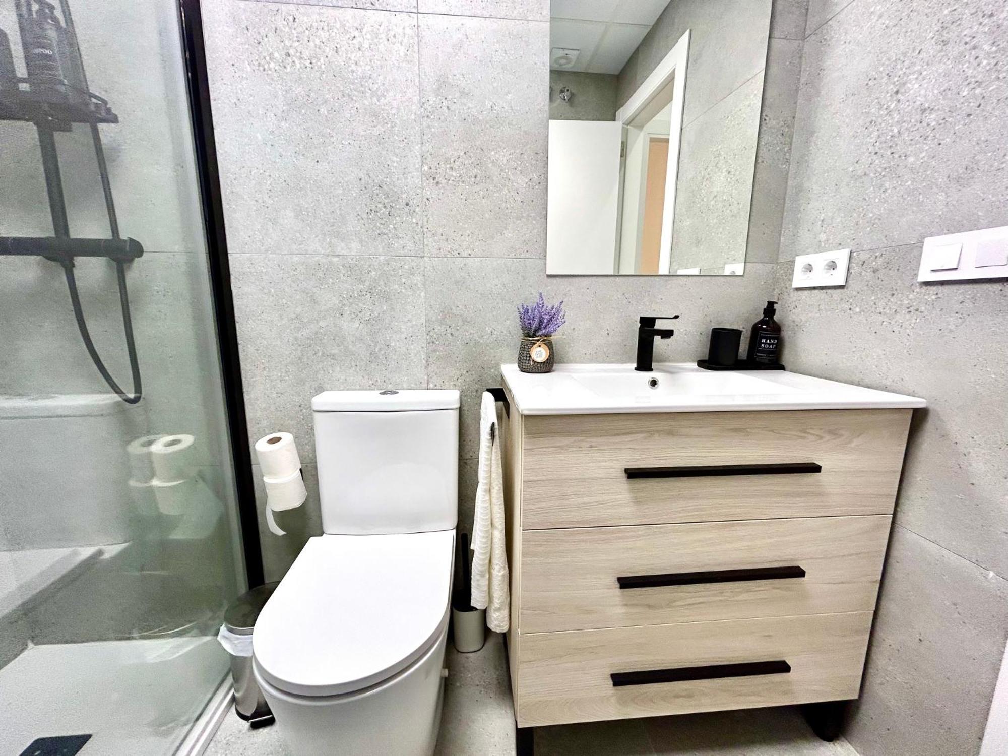 Comfort Near Metro, 2 Bed, 1 Bath Appartamento Valenza