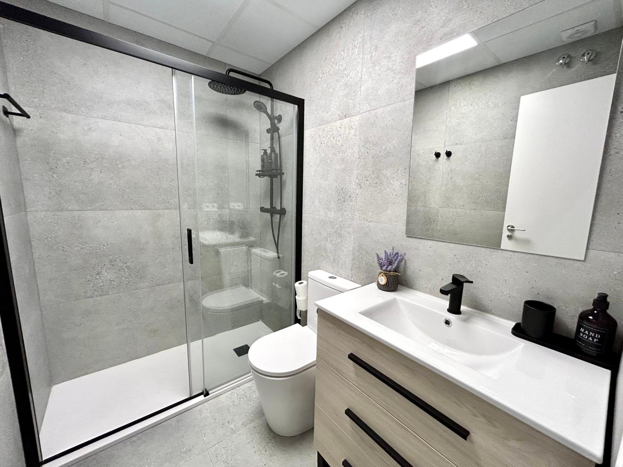 Comfort Near Metro, 2 Bed, 1 Bath * Valenza