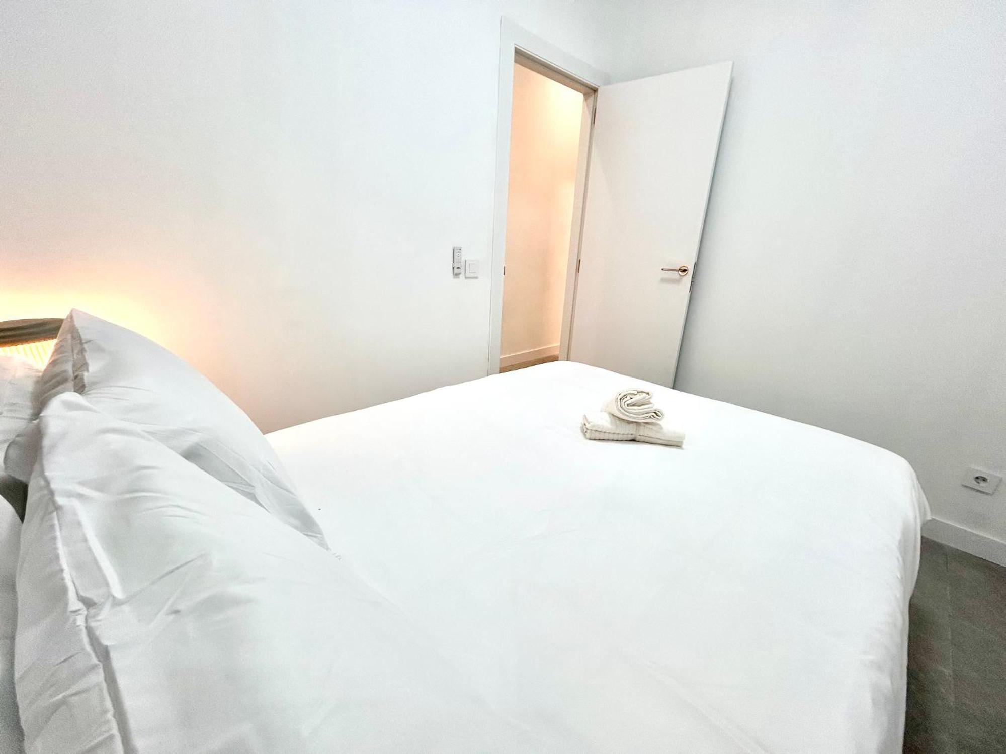 Comfort Near Metro, 2 Bed, 1 Bath Appartamento *