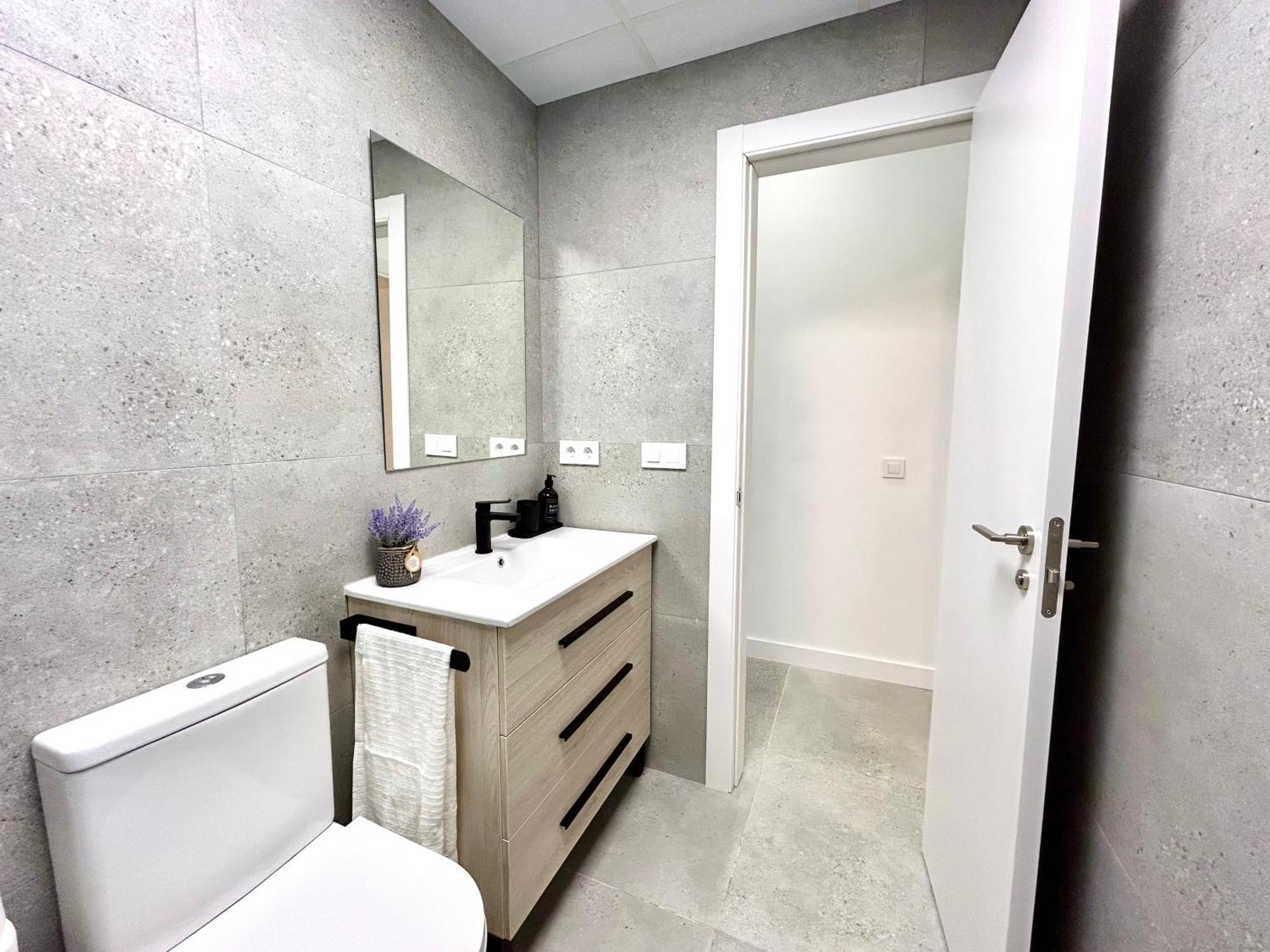Appartamento Comfort Near Metro, 2 Bed, 1 Bath Valenza