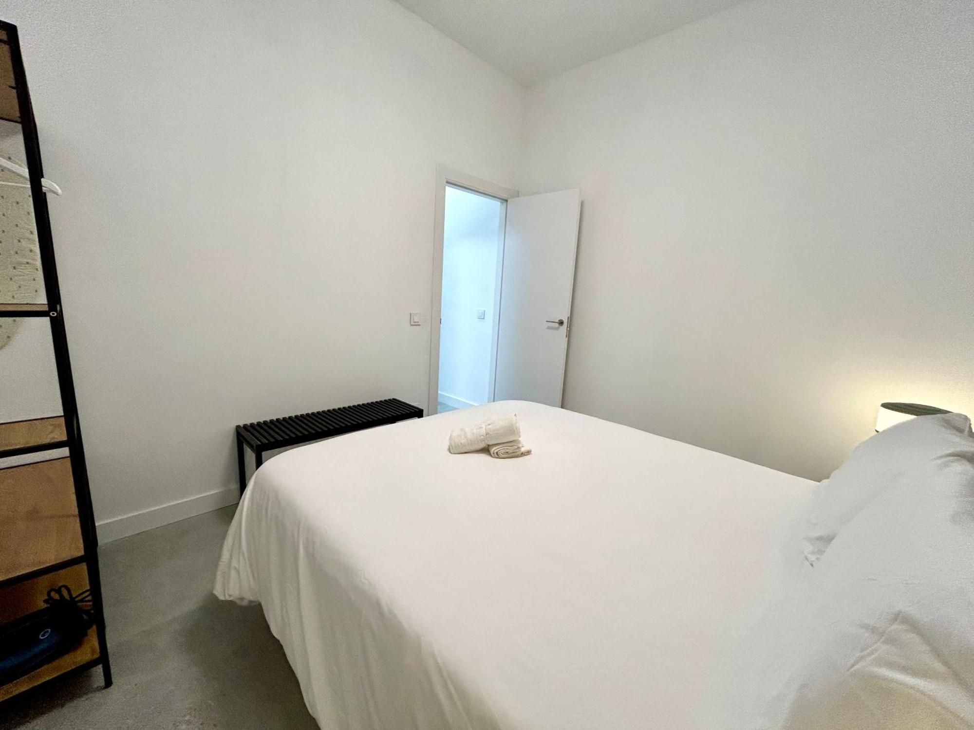 Comfort Near Metro, 2 Bed, 1 Bath Valenza