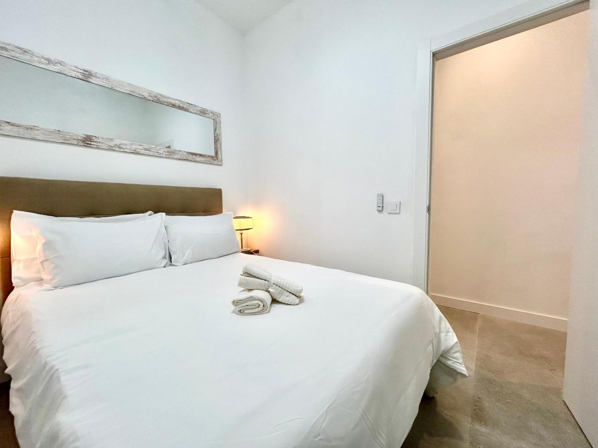 Comfort Near Metro, 2 Bed, 1 Bath * Valenza